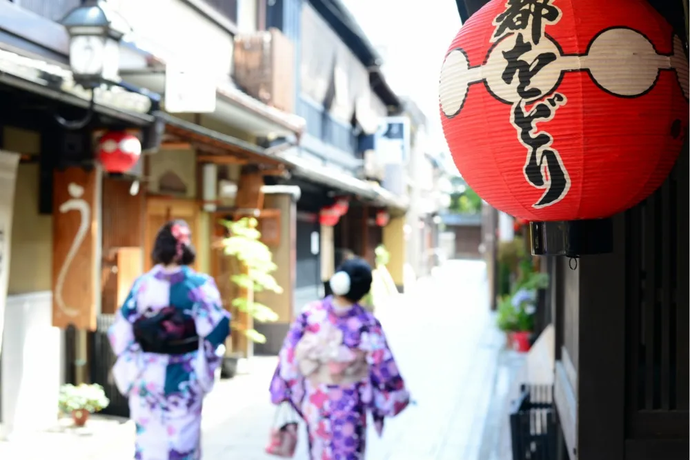 拉扯藝妓、擅闖祇園私有地　京都名勝屢遭遊客失序破壞祭罰鍰