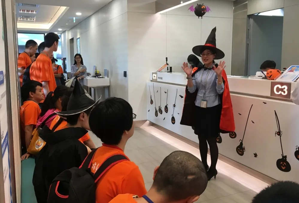 台北富邦銀行率先響應藍色南瓜運動　邀星兒至分行共度歡樂萬聖節