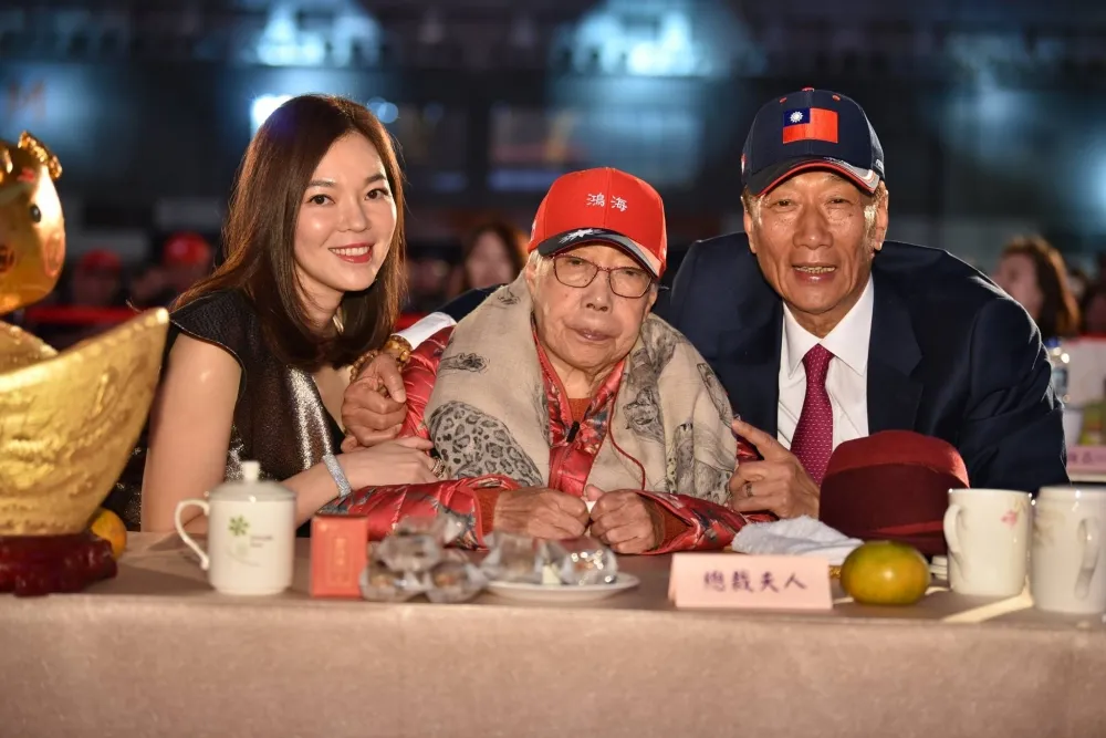 郭董怒了！母親被咒「駕鶴西歸」　蔡沁瑜蒐證赴警局提告逾200人