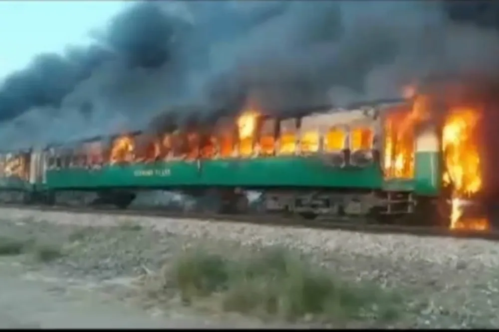 【疑因煮早餐引發】巴基斯坦火車遭大火吞噬　造成至少73人死亡