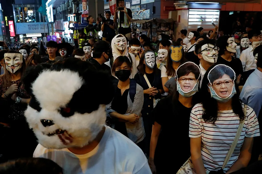 香港蘭桂坊萬聖節狂歡夜變調　記者遭噴胡椒水、市民被毆逮捕
