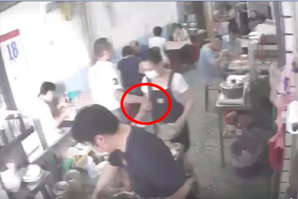 【有片】女員工遭鹹豬手襲胸　男客留負評老闆氣炸公布影片