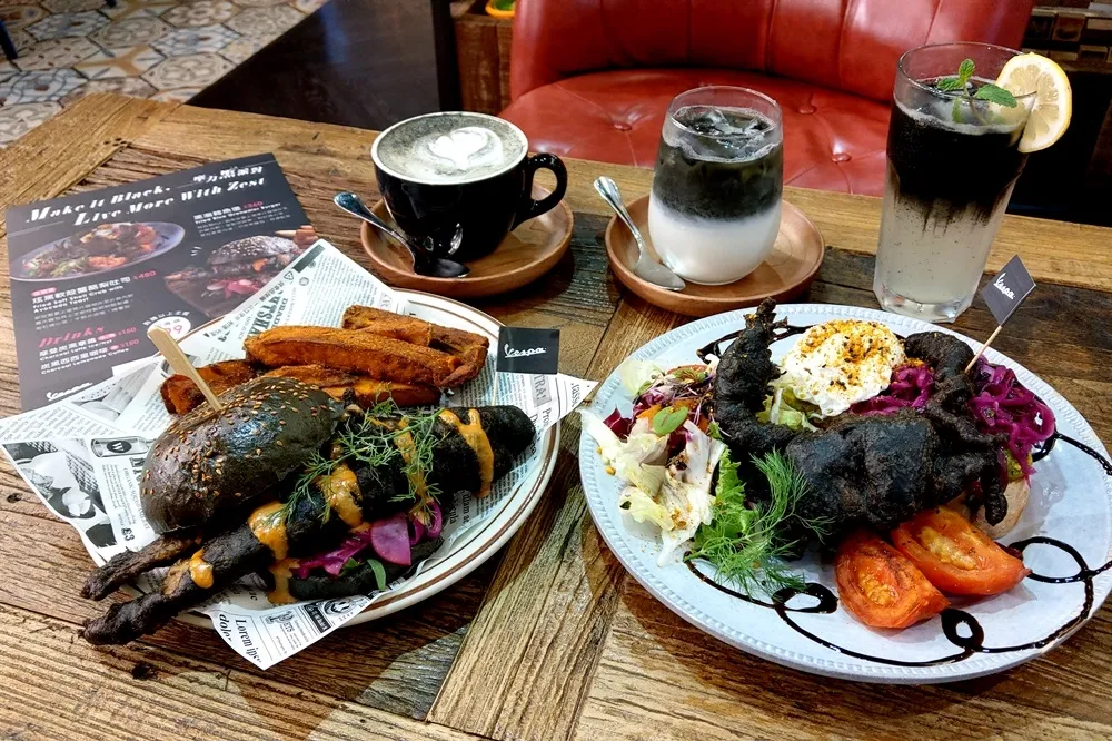 【有片】樂子 the Diner ╳ Vespa 推出秋冬酷黑料理　18 公分黑潮鱈魚堡、暗黑漸層飲品個性登場