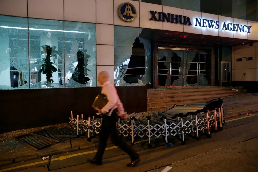 【警方共拘捕200人】新華社大樓遭抗爭者縱火和砸毀玻璃　港府嚴正譴責「暴徒暴行」