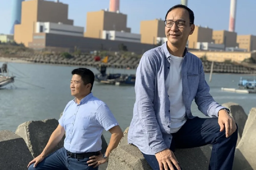 朱立倫被問挺韓「睜大眼」　顏寬恒帶他到「消波塊」拍聽海MV