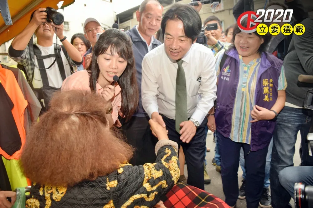 【合體掃街】高嘉瑜狂喊「蔡賴配凍蒜」　賴清德笑而不談