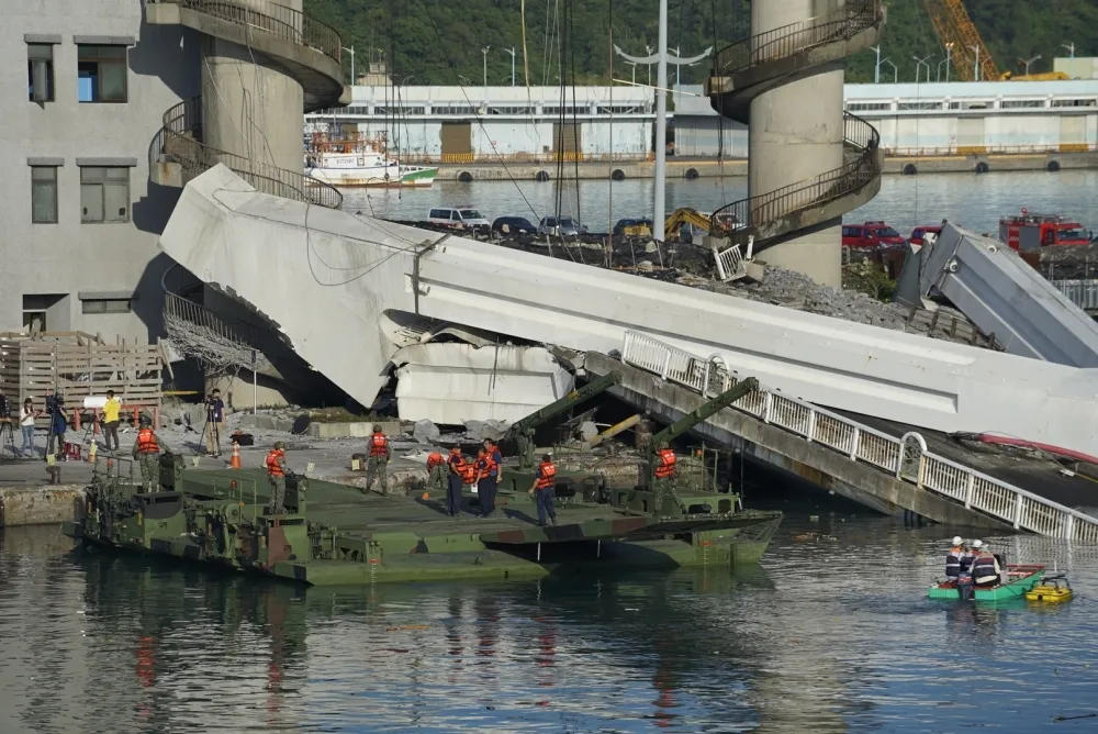 南方澳跨港斷橋拆除完畢　港務公司：5日將開通舊有航道