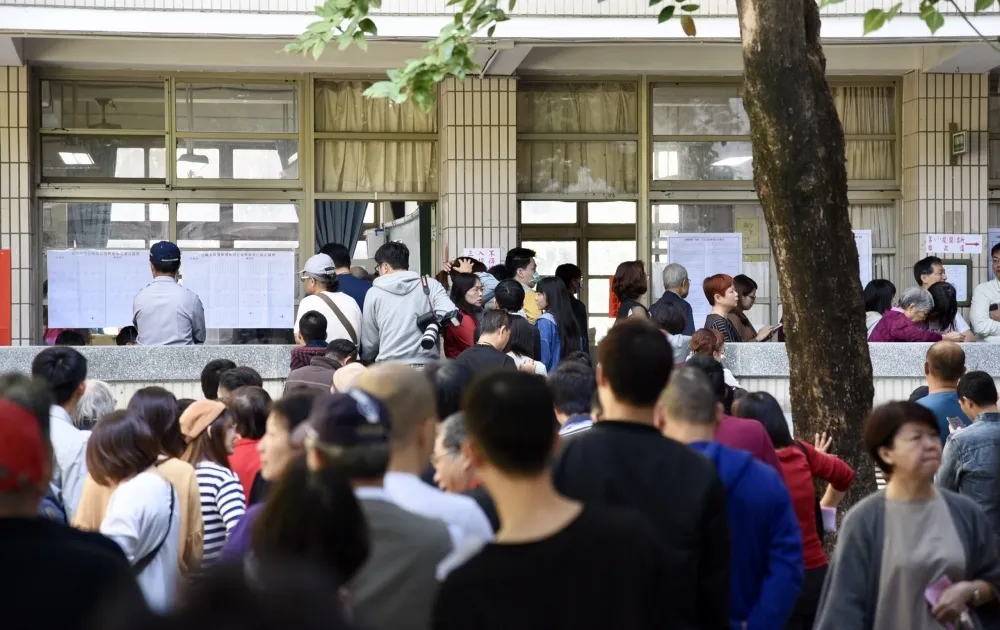 《民法》20歲成年下修？　反方：18歲兒買菸、樂透，爸媽無法管