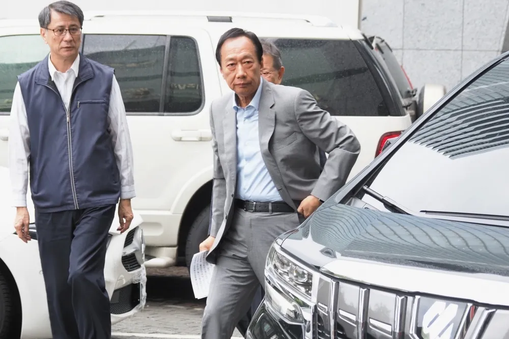 【郭董怒了】「任何人都不能詛咒我母親」　親赴刑事局提告