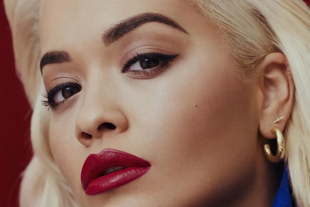 衝一波！Rita Ora 的美唇，原來就是 RIMMEL 柔霧緞光唇膏