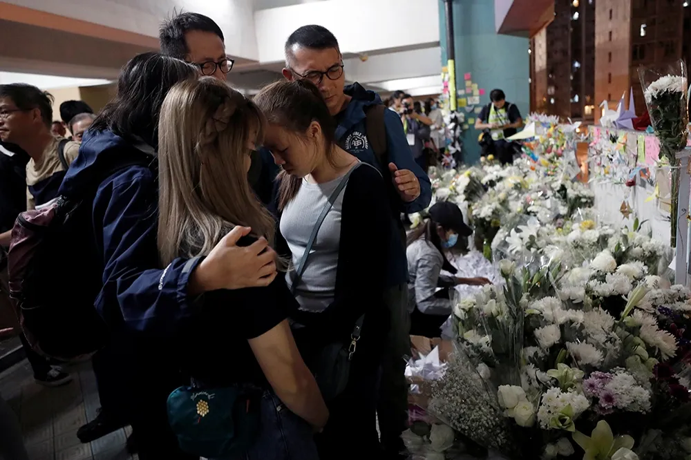 香港多區悼念墜樓身亡男大生　港警開槍暗示「開香檳慶祝」