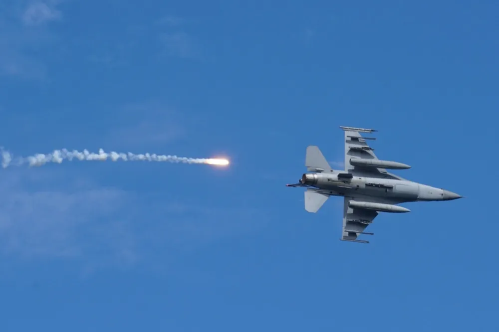 駐日美軍F-16誤投230公斤模擬彈砸出大坑　菅義偉向美軍嚴正抗議