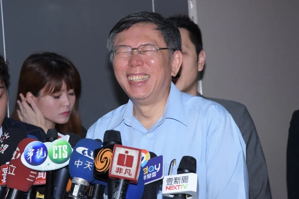 掃街被問「韓國瑜找柯媽當副手？」　柯文哲傻眼笑歪