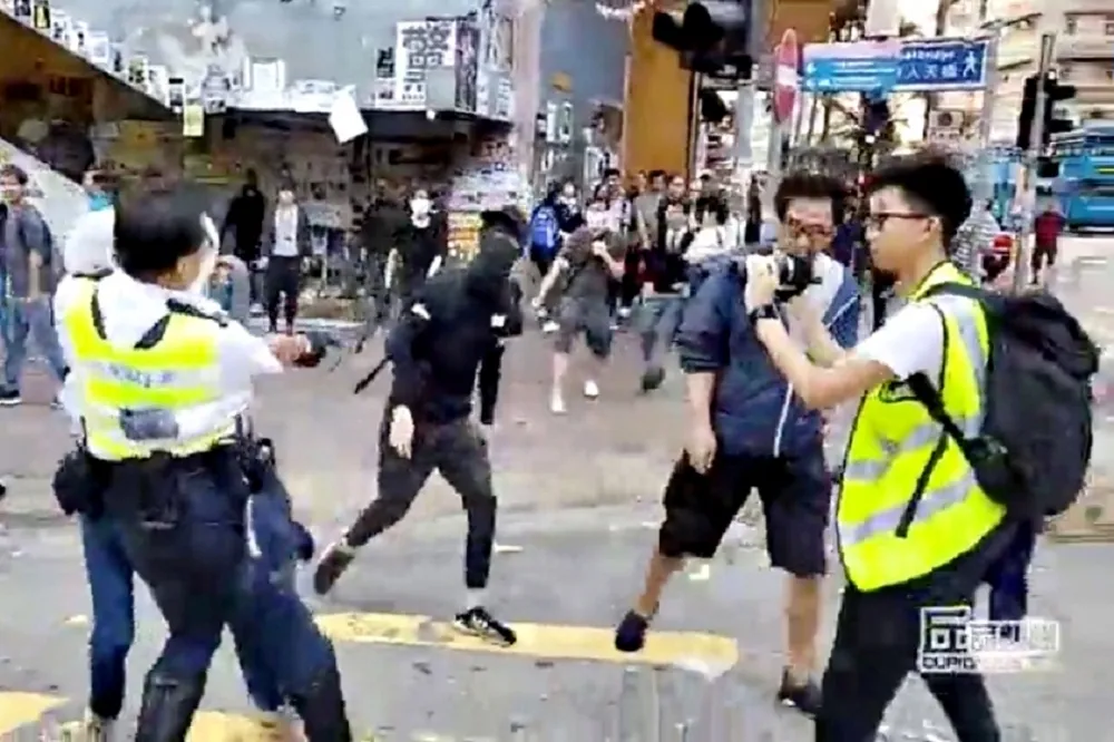 【港警開槍】香港市民1111大三罷　西灣河警察近距離射3實彈