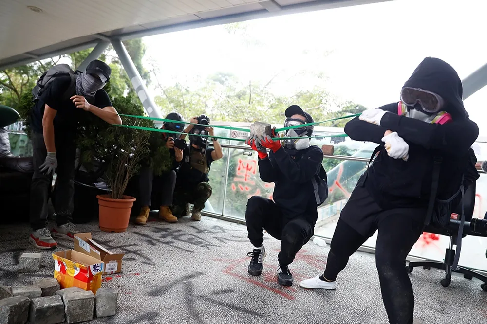 香港示威者號召堵路再爆衝突　港鐵車站關閉、多所大學停課 
