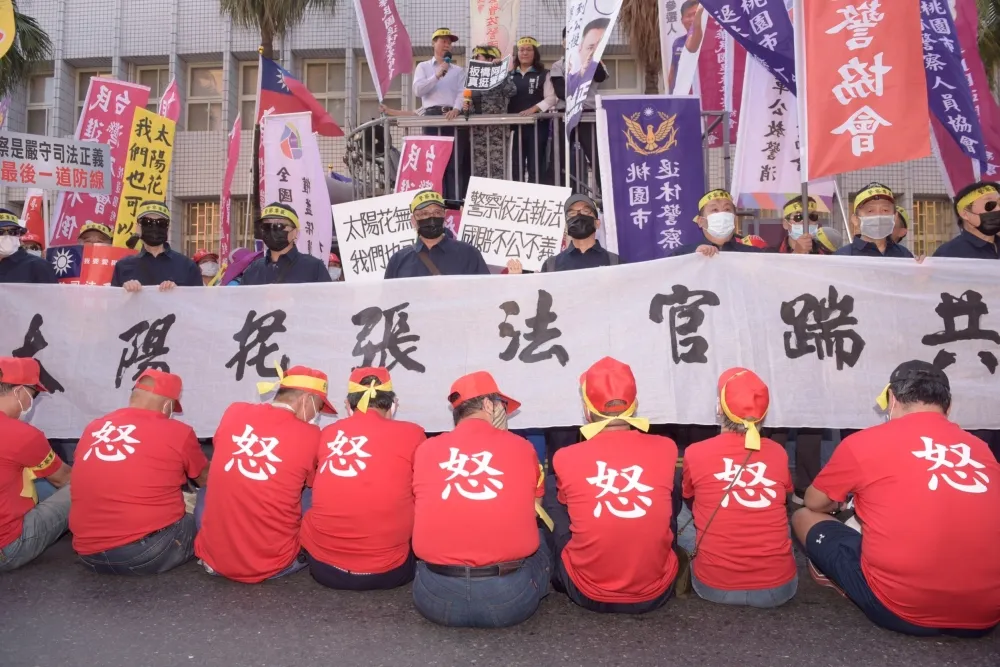 上百退警群聚法院揚言「攻佔」　藍委慫恿進攻：國家會賠償我們