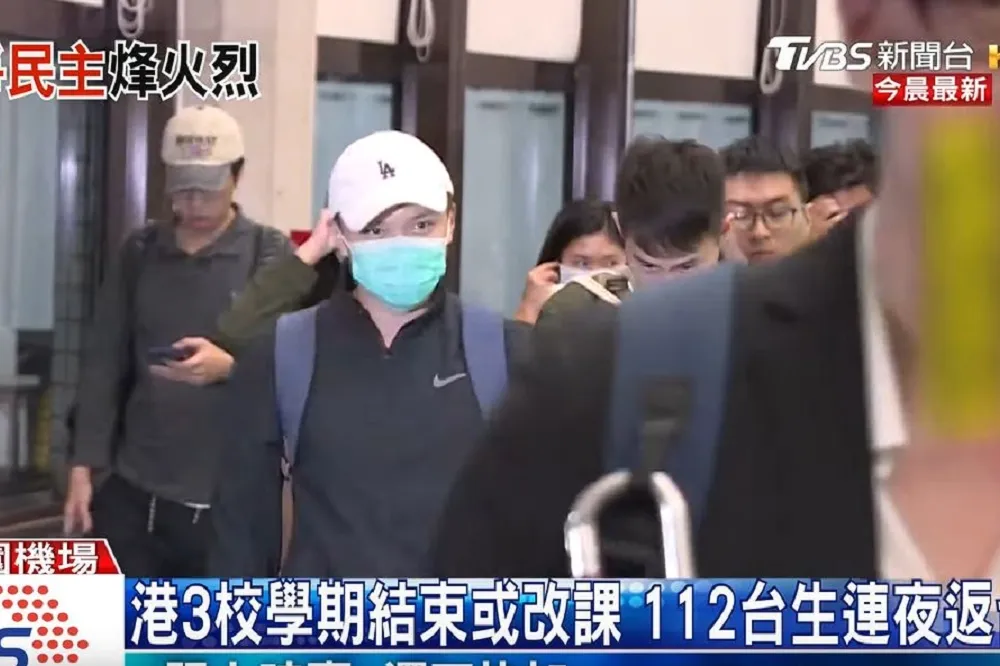 警民校園衝突升級　港中大台71生凌晨返台難掩倦容　