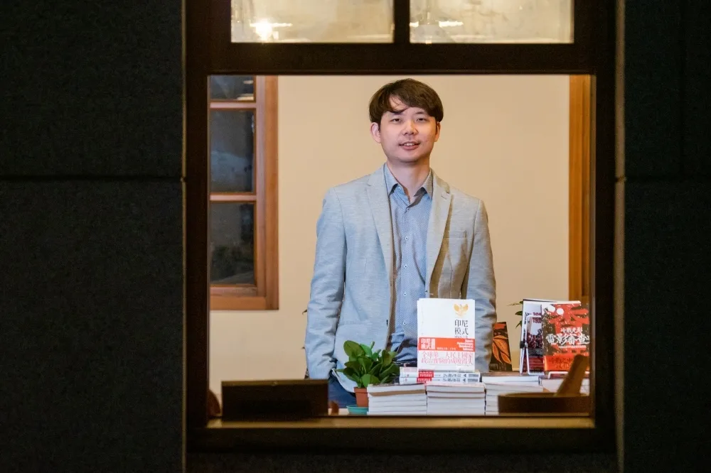 【上報人物林韋地】甘做爆肝飛人撐書店　就要馬華文學放閃台灣（下）