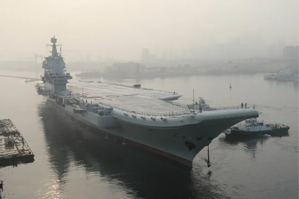 中國首艘自製航艦編隊航經台灣海峽　美日與我軍監控中