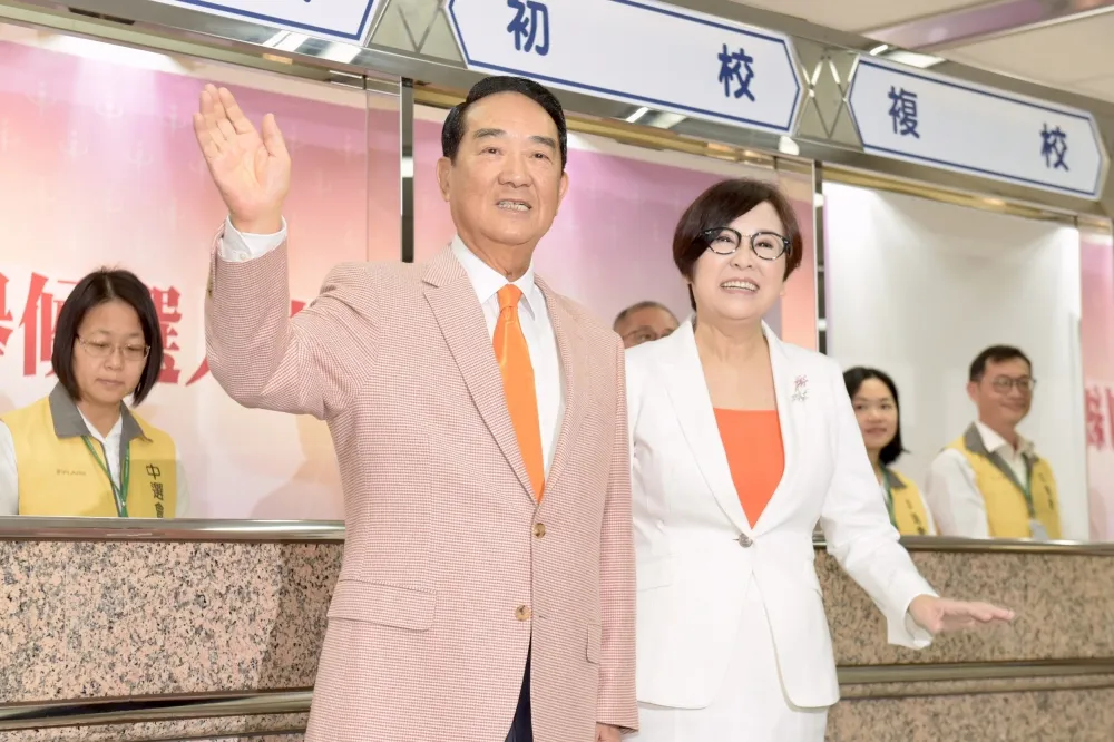 宋楚瑜、余湘搶頭香登記參選　拒透露不分區有無郭幕僚