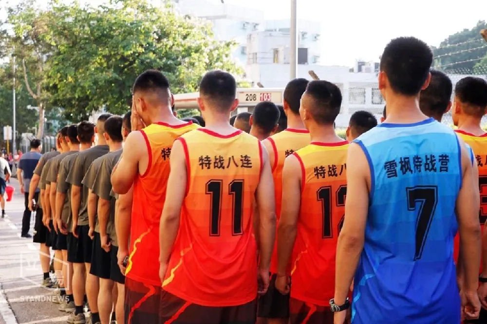 香港街頭出現解放軍「雪楓特戰營」　外界擔憂中國暗示將暴力清場