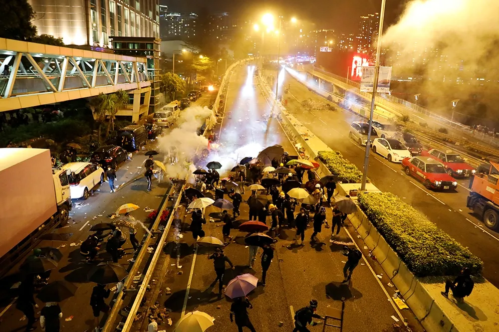 【反包圍】港警阻民眾前進爆激烈衝突　理大200餘受困者仍待送醫救治