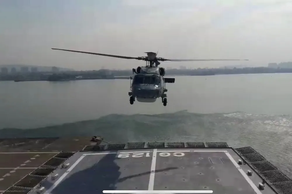 強化海巡空中偵蒐能量　海軍S-70C反潛直升機首次降落在高雄艦
