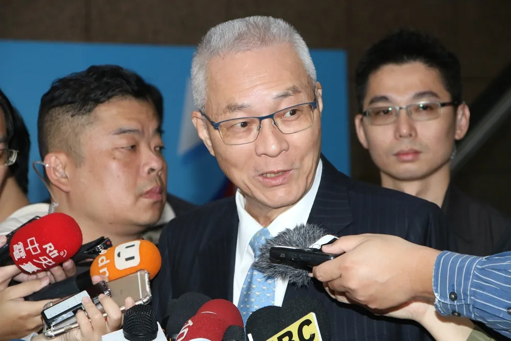 【影片】吳敦義酸民進黨不分區名單　微笑回「會挑戰蔡英文的不多」