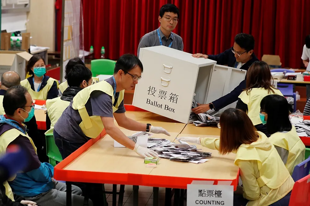 【香港區議會選舉】親港府建制派全面崩盤　泛民大勝豪奪八成385席議員