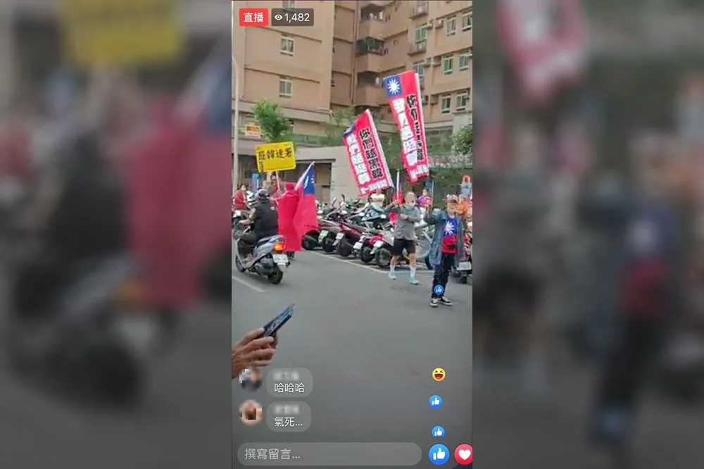 罷韓攤位引韓粉不滿　手持國旗嗆「你們越黑韓我們越挺韓」