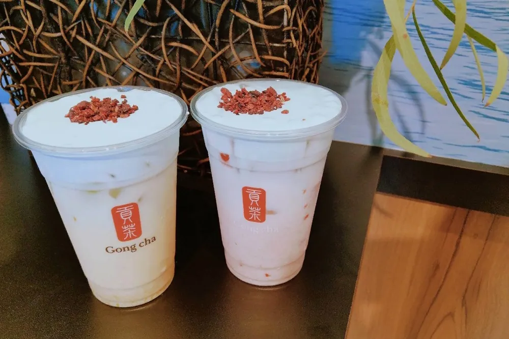 【影片】11/28 大杯奶蓋綠茶買一送一！貢茶「淡水限定版飲品」漸層絕美上市　