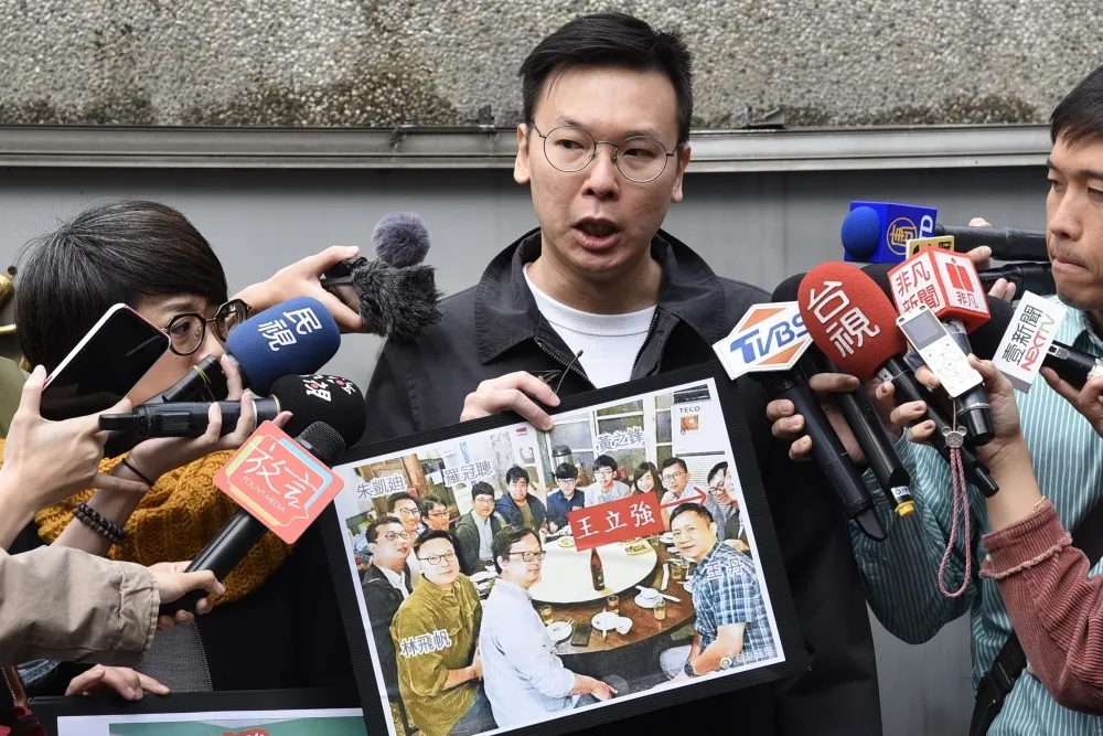 遭網傳照片栽贓與共諜王立強合照　林飛帆赴警局怒告3造謠帳號