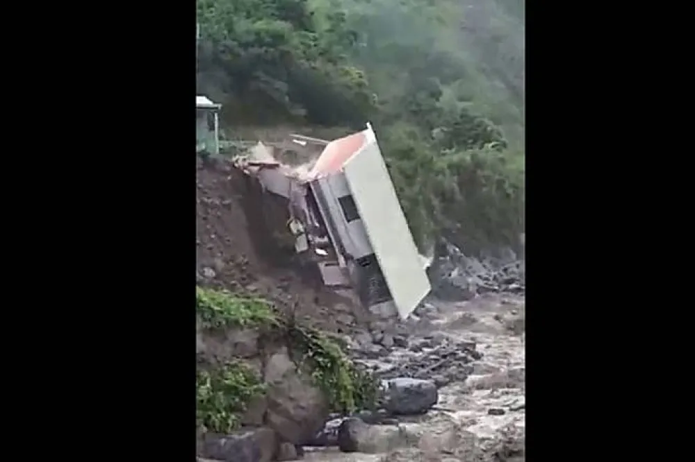 【驚恐瞬間】南投神木村地基淘空　整棟民宅滑落河床