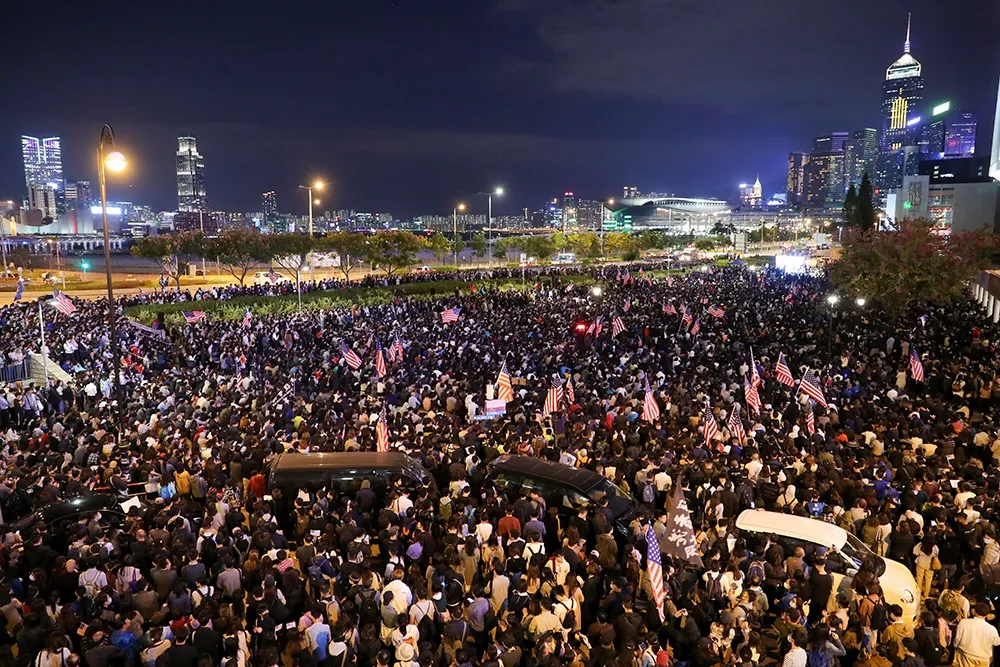 10萬港人上街慶祝《香港人權與民主法案》生效　港警務處長擬使用木彈射擊示威者