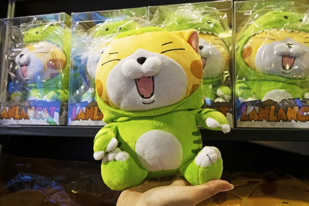 【影片】爛粉們手刀衝刺買起來！「白爛貓玩轉派對」快閃店三創生活登場