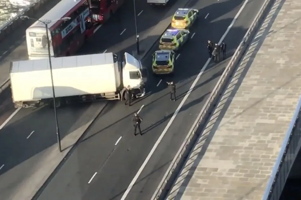 英國「倫敦橋」傳隨機攻擊釀2死3傷　6路人英勇壓制兇嫌