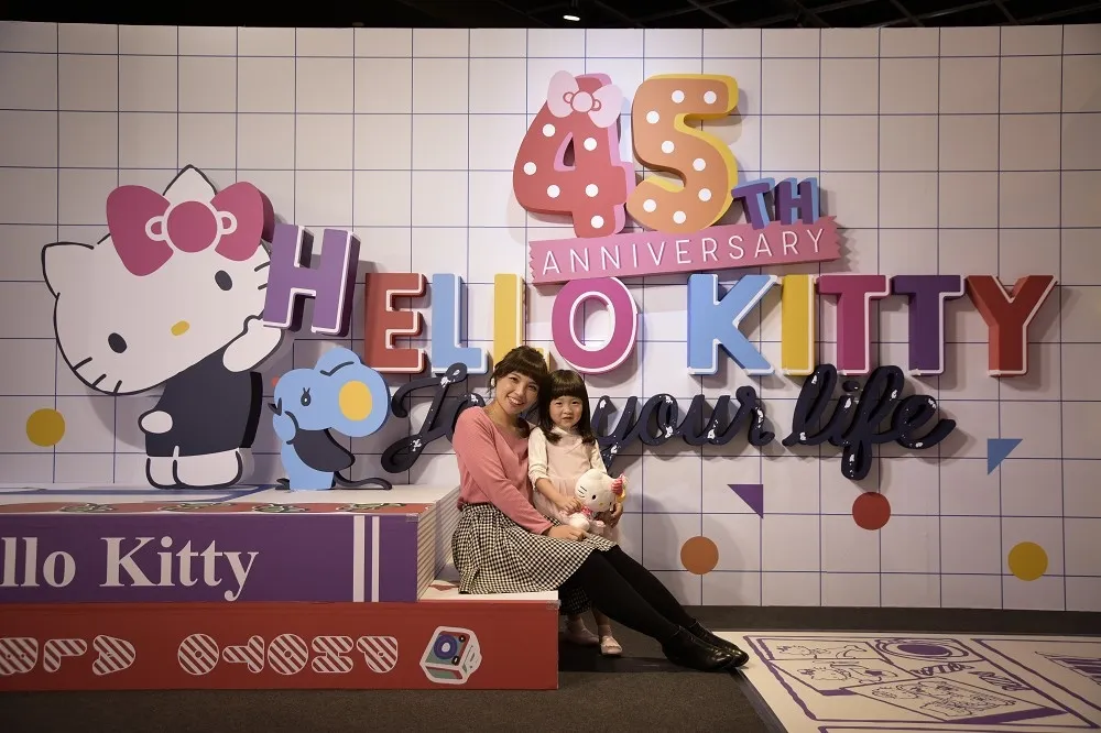 【有片】全台首發 Hello Kitty 45 週年互動主題展！12/6~1/5 高雄夢時代免費入場