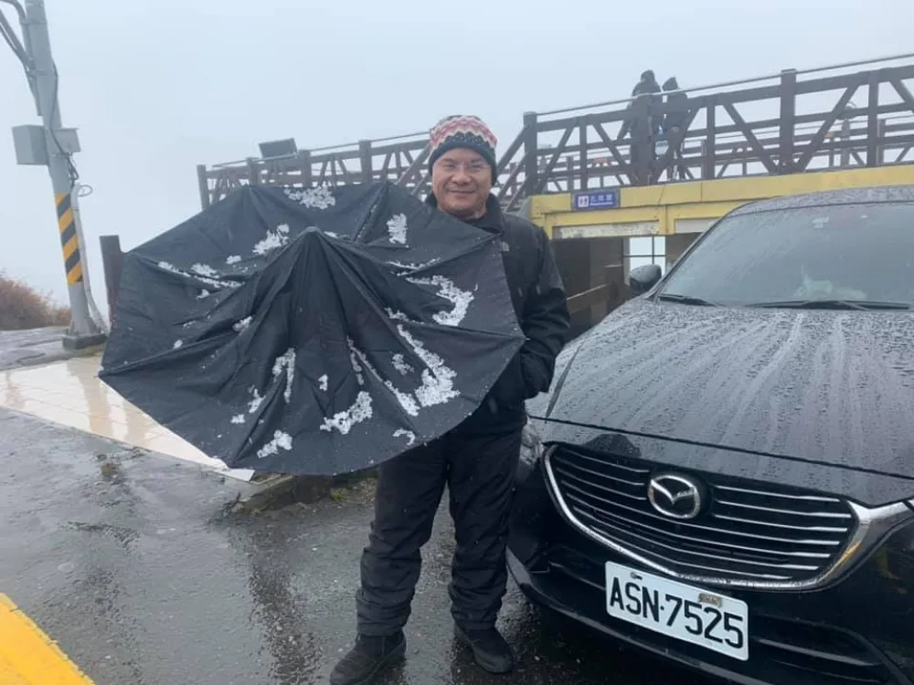 合歡山中午下冰霰夾帶雪花　「等待是值得的」追雪族紛紛開直播