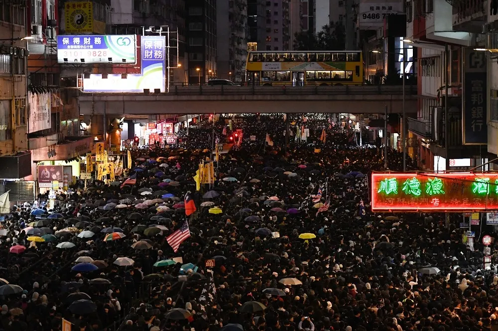 香港民陣稱「國際人權日」遊行80萬人上街　政府批法院遭縱火是傷害法治