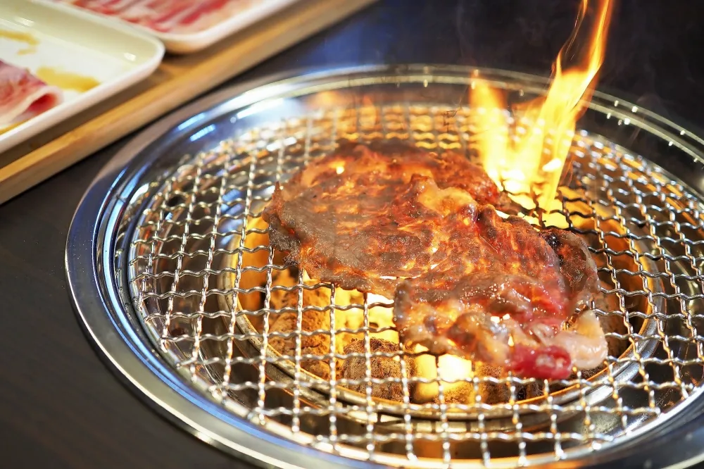 【有片】超高 CP 值一人燒肉 240 元吃到飽！鉄火牛排 X 燒肉一次滿足　12/10 獨家進駐高雄夢時代