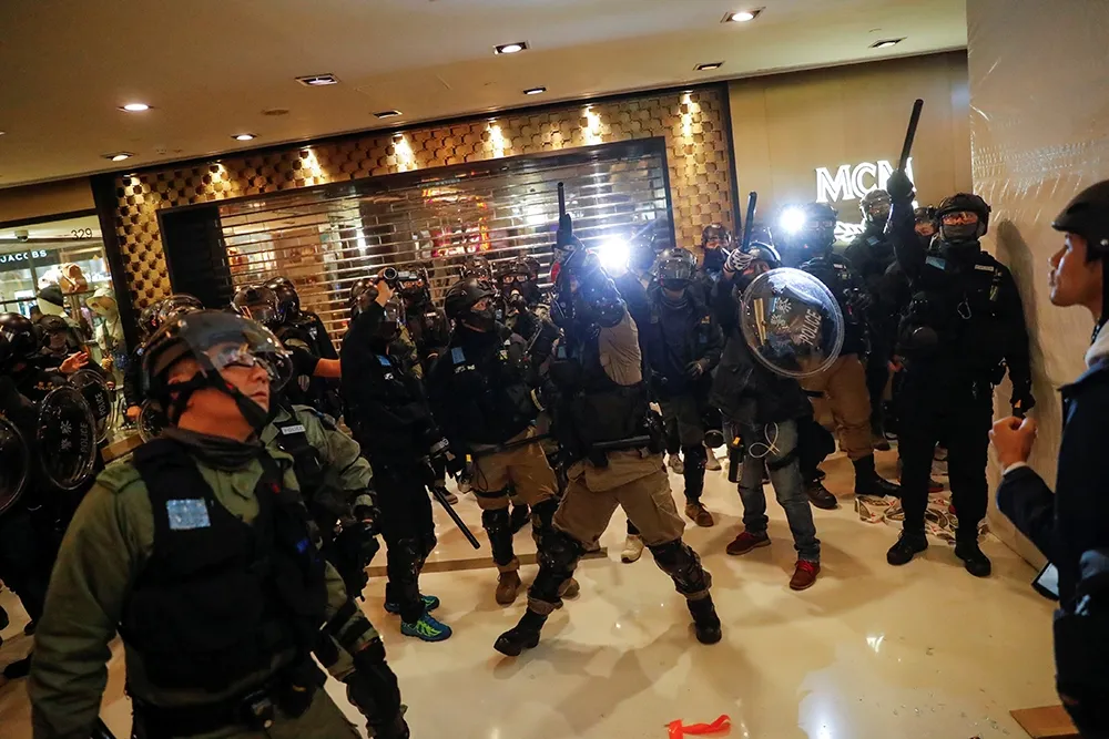 港警逮捕3名炸彈試爆者意圖遊行時襲擊　「和你shop」示威再爆警民衝突