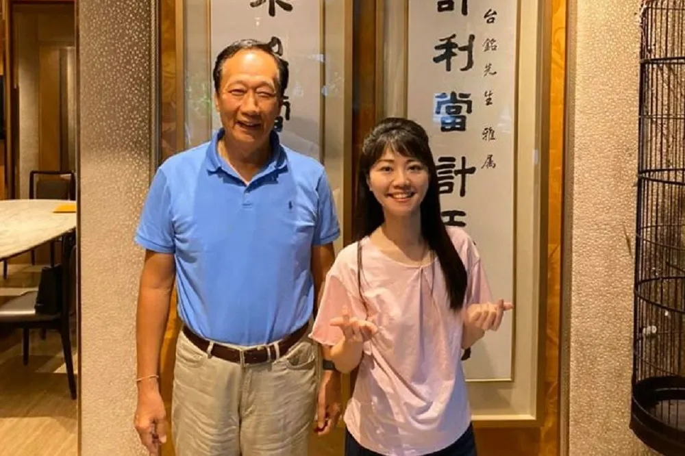 高嘉瑜「曬合照」　聯合郭家軍圍攻李彥秀　
