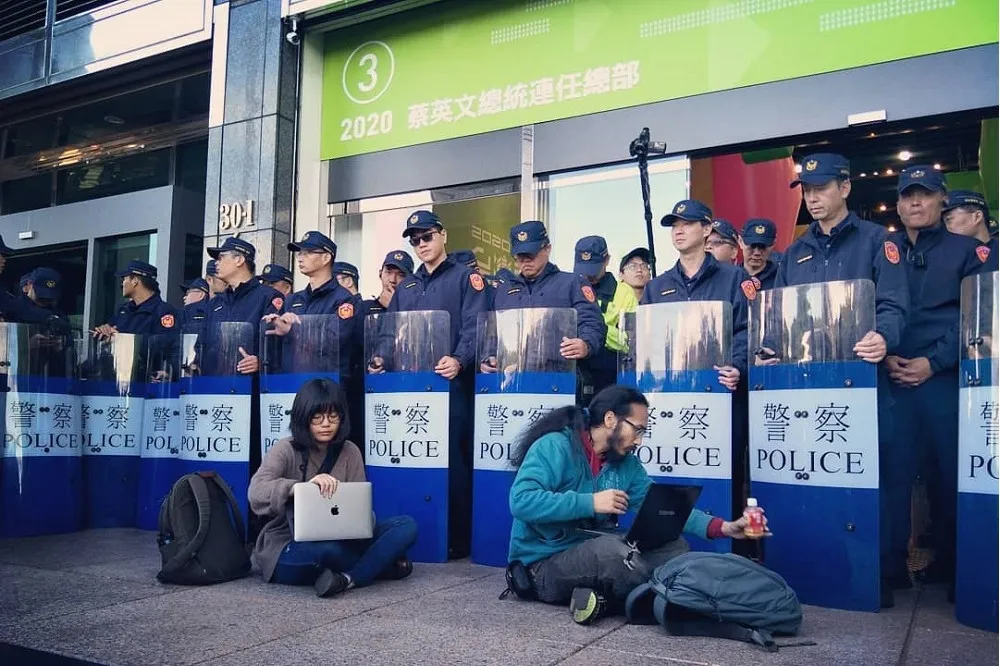 國道收費員敗訴衝蔡英文競總抗議　志工團怒飆粗口爆衝突