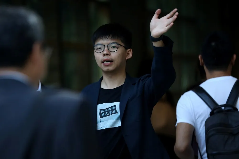 黃之鋒等人計畫到台灣考察總統選舉　遭港府判禁止離港　