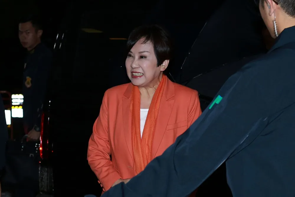 【政見交鋒】余湘嗆藍綠淪選戰大帝國　喊「五彩繽紛」調降5%門檻