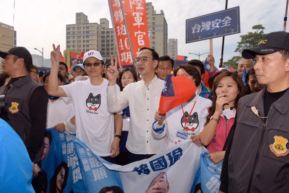 【尷尬了】張善政現身挺韓遊行　錯喊「明年罷免蔡英文」　