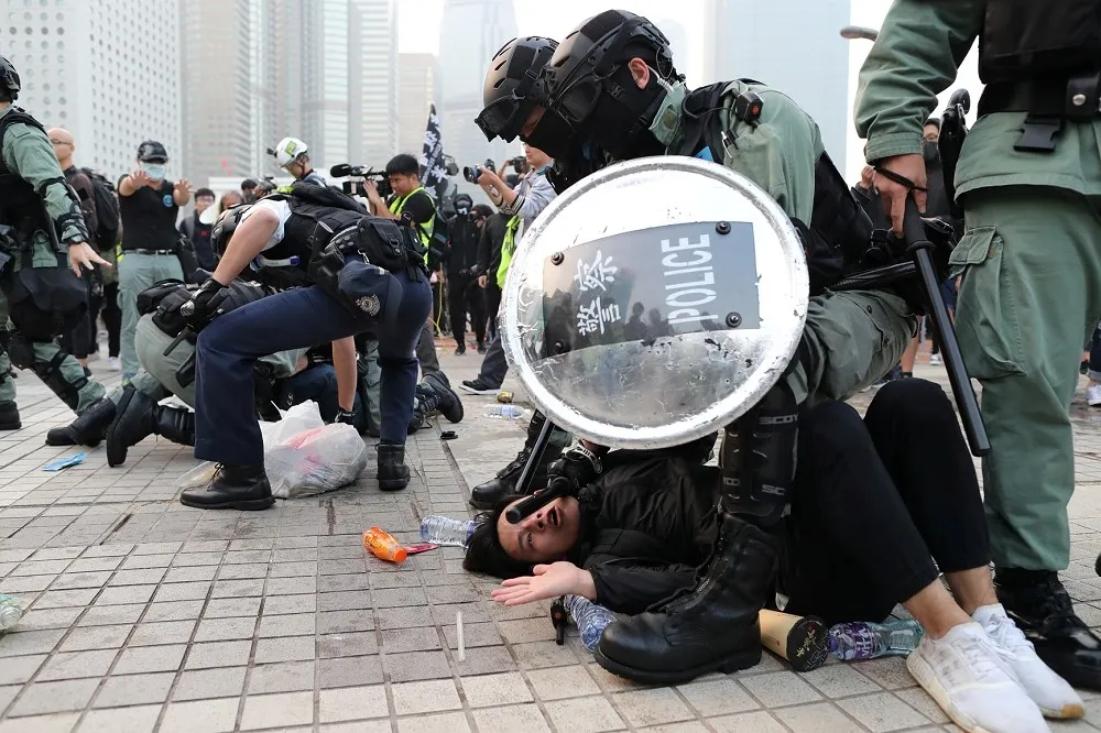 投書：槍桿退刀把進　香港戒嚴了  