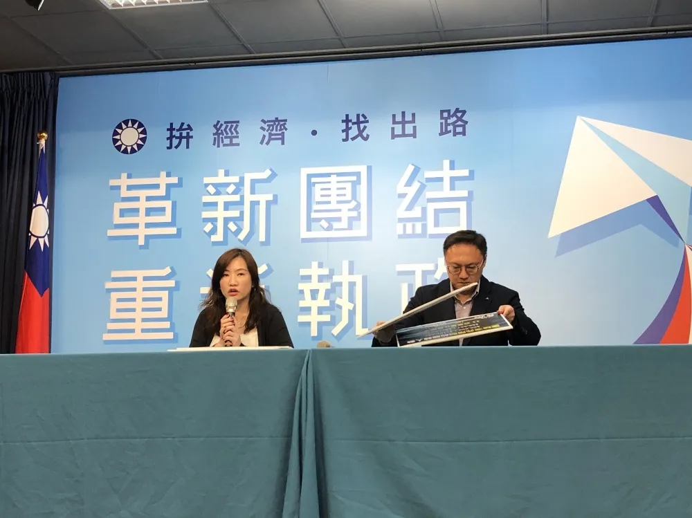 韓國瑜抱小孩傳惹父母不滿　韓辦：小孩是其他人遞給韓