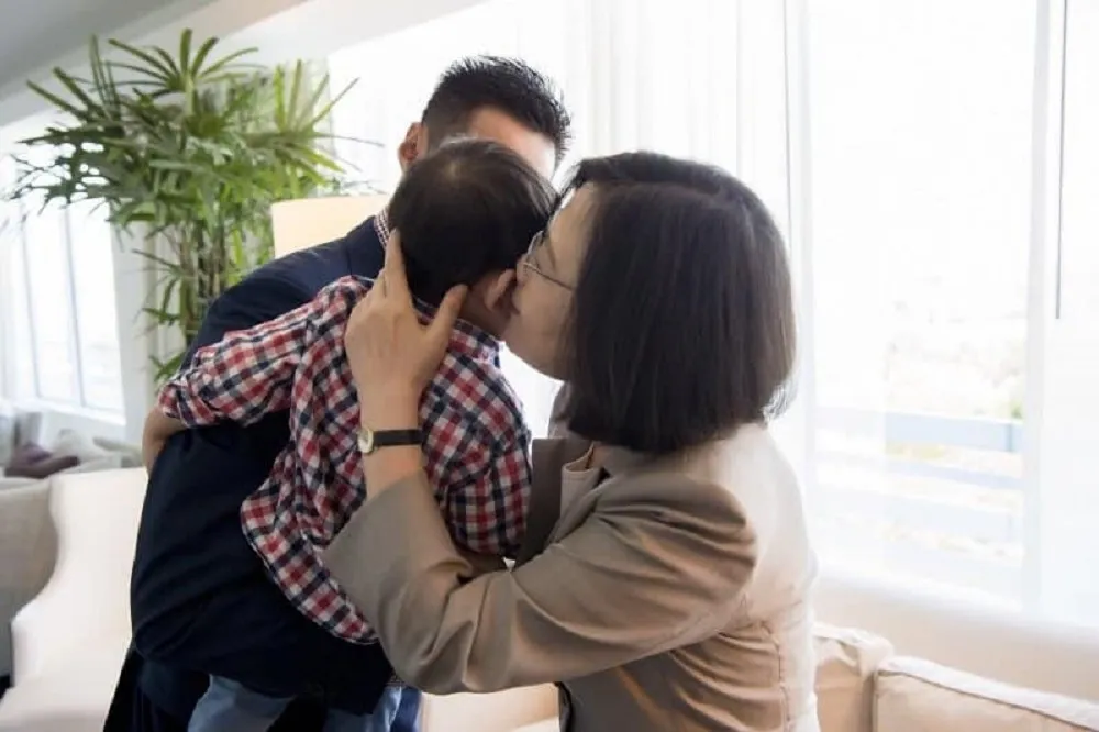 「韓國瑜親小孩該死，蔡英文親就好棒棒？」　議員PO照狠酸