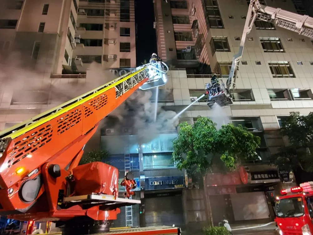 【鋰電池爆燃】北市光華商場附近大樓火警　9消防員嗆、灼傷幸無大礙